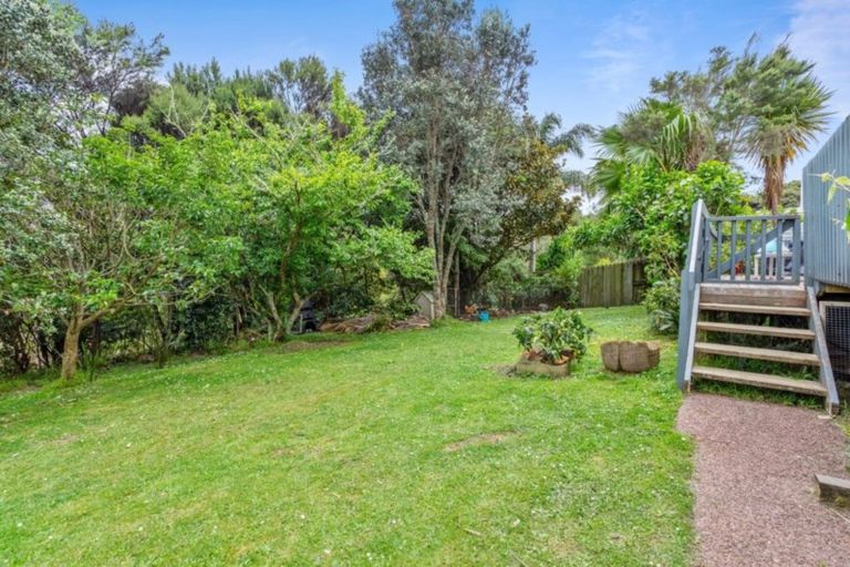 Photo of property in 18 Tyrico Close, Unsworth Heights, Auckland, 0632