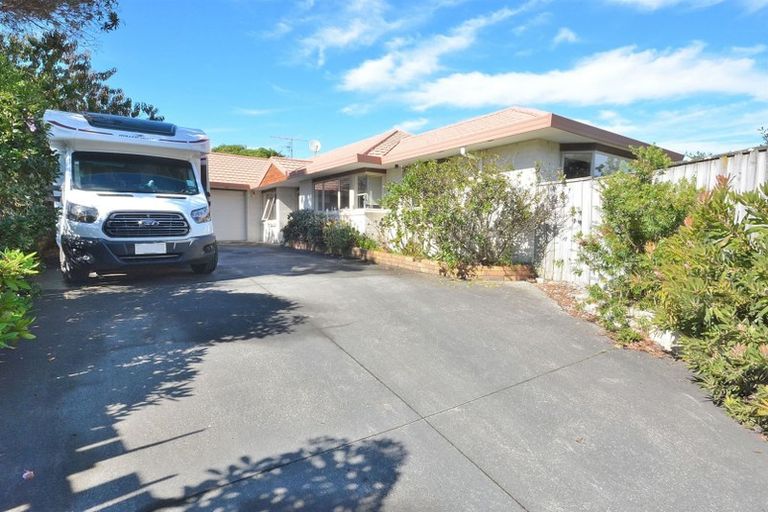 Photo of property in 60 Queens Road, Waikanae Beach, Waikanae, 5036