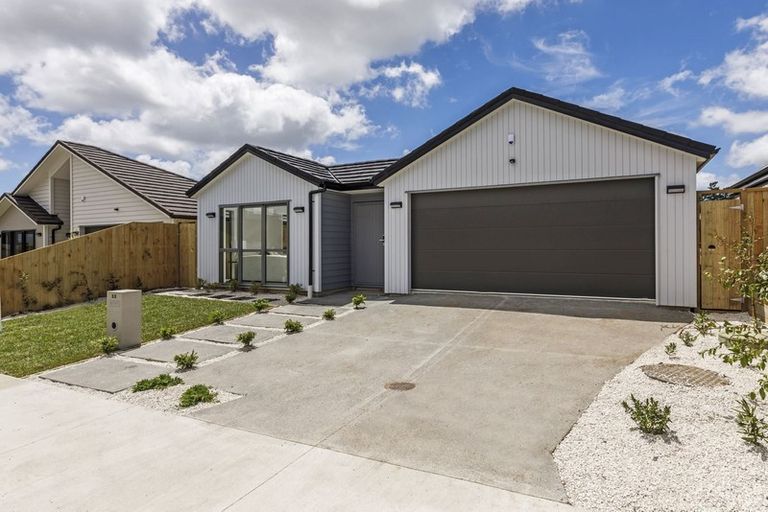 Photo of property in 33 Lumbarda Drive, Kumeu, 0810