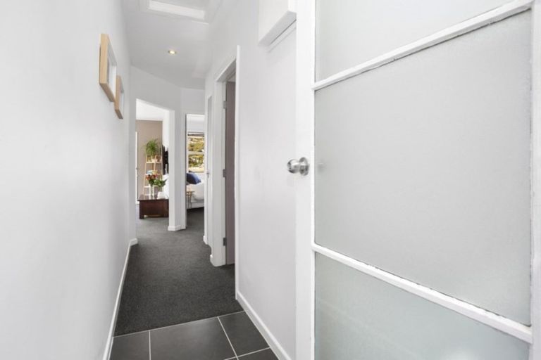 Photo of property in 6b Rewa Terrace, Tawa, Wellington, 5028