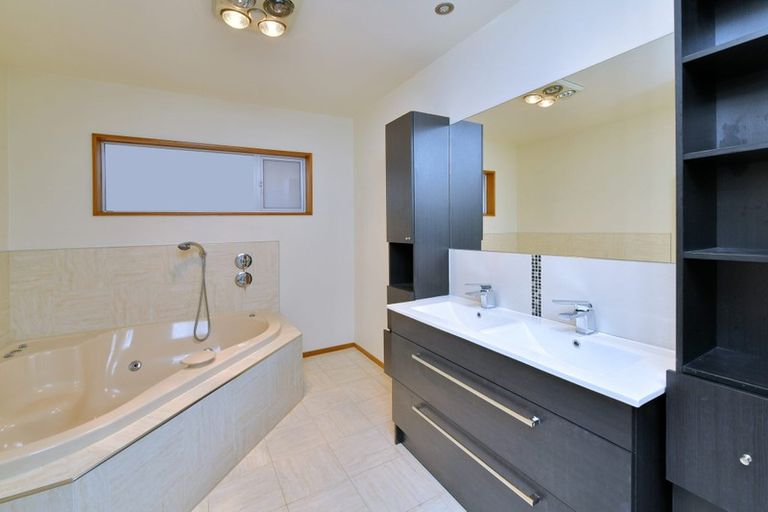 Photo of property in 14 Rubens Place, Burnside, Christchurch, 8053