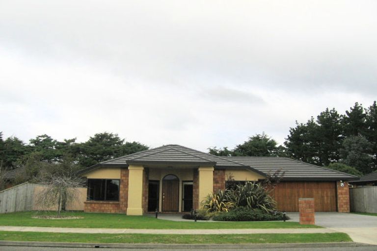 Photo of property in 21 Holcombe Drive, Paraparaumu, 5032