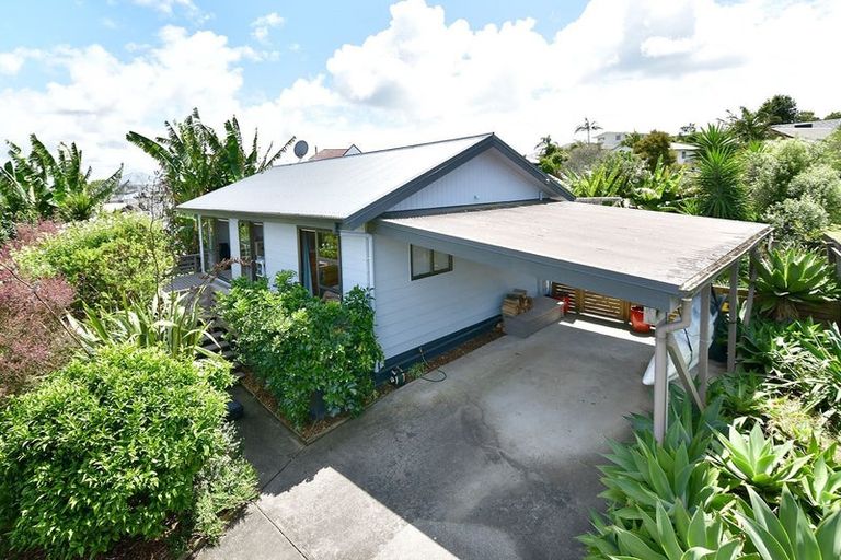 Photo of property in 33 Jelas Road, Red Beach, 0932