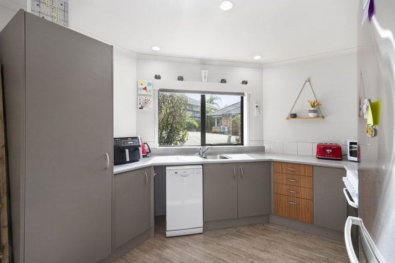 Photo of property in 28 Woodcroft Way, Pukekohe, 2120