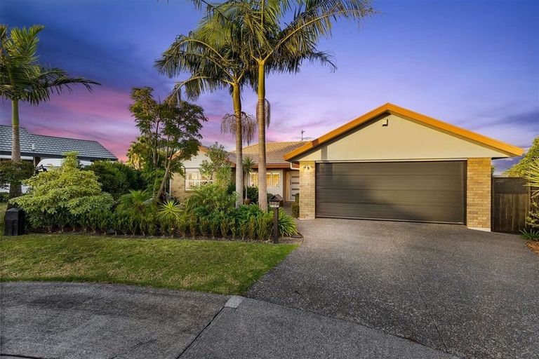 Photo of property in 13 Bridgehead Cove, West Harbour, Auckland, 0618