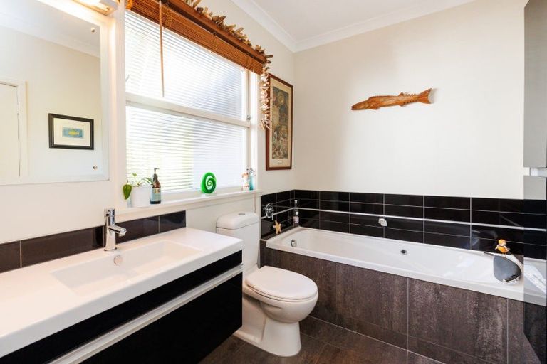 Photo of property in 15 Mountain View Road, Fitzherbert, Palmerston North, 4410