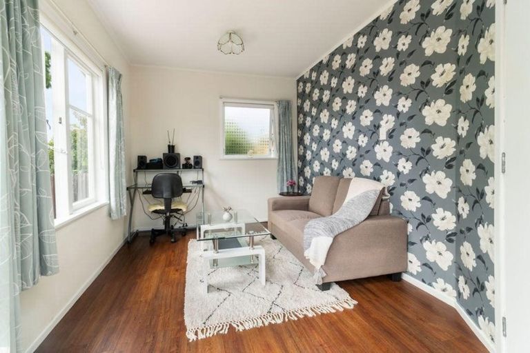 Photo of property in 55 Graham Avenue, Te Atatu Peninsula, Auckland, 0610
