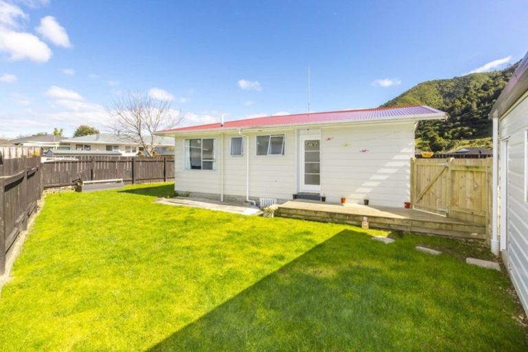 Photo of property in 50b Hartford Crescent, Totara Park, Upper Hutt, 5018