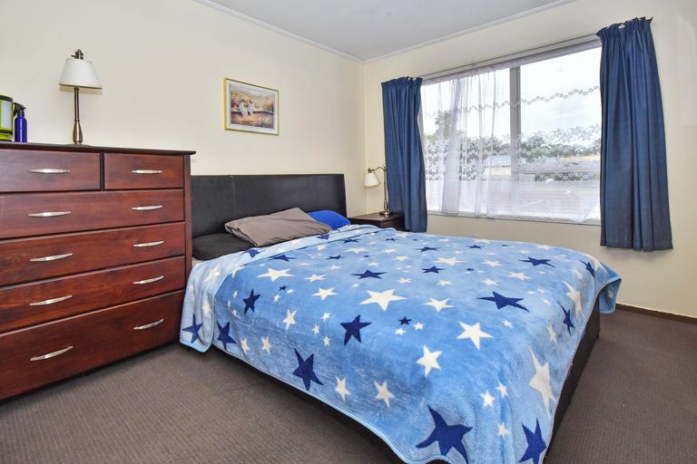 Photo of property in 16 Gloaming Place, Conifer Grove, Takanini, 2112