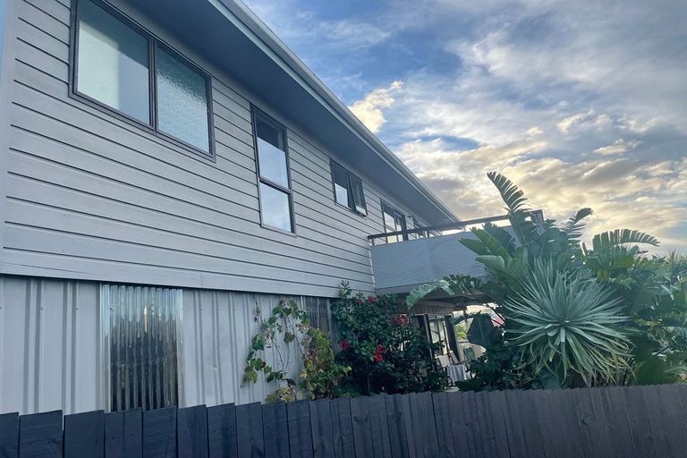 Photo of property in 136 Luckens Road, West Harbour, Auckland, 0618
