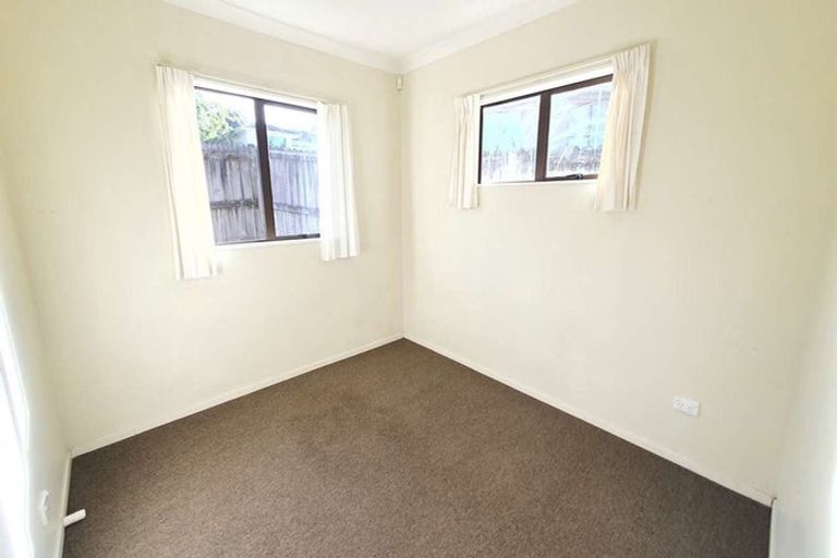 Photo of property in 33 Claverdon Drive, Massey, Auckland, 0614