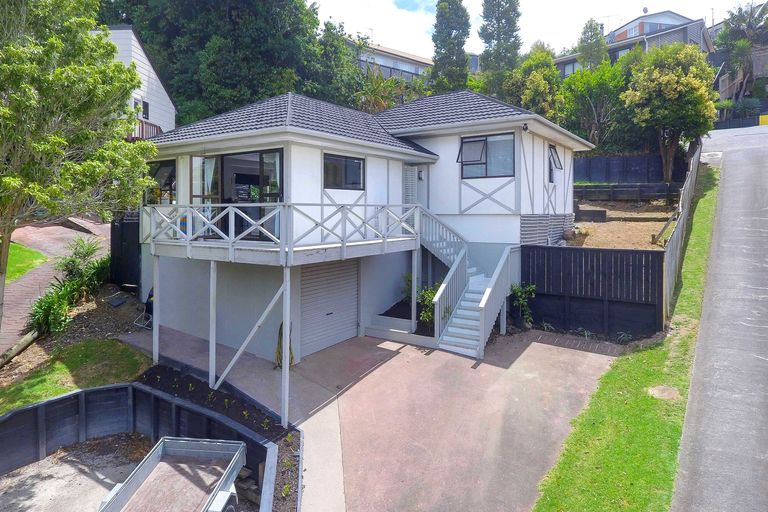 Photo of property in 1/27 Sovereign Place, Glenfield, Auckland, 0629