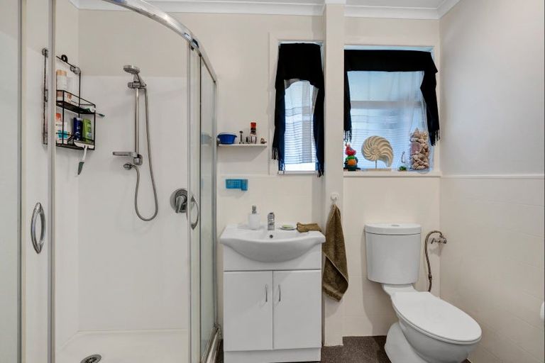 Photo of property in 48 Endeavour Street, Marfell, New Plymouth, 4310