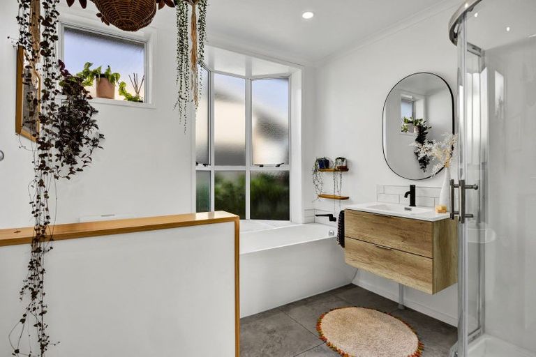 Photo of property in 143 Mangorei Road, Merrilands, New Plymouth, 4312