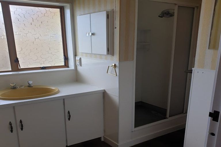 Photo of property in 17a Edgewater Parade, Waiuku, 2123