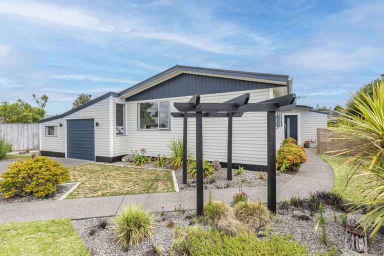 Photo of property in 11 Hadfield Place, Paraparaumu Beach, Paraparaumu, 5032