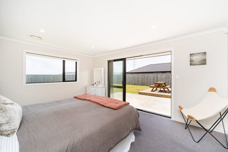 Photo of property in 11 Atlantic Drive, Fitzherbert, Palmerston North, 4410