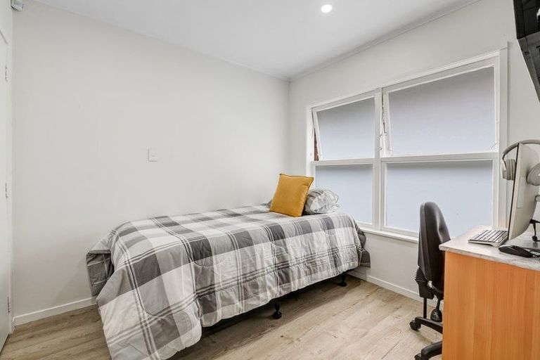 Photo of property in 2/10 Nea Place, Hillcrest, Auckland, 0627