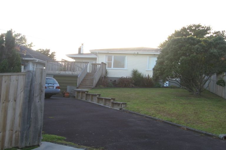 Photo of property in 225 Glenfield Road, Hillcrest, Auckland, 0627