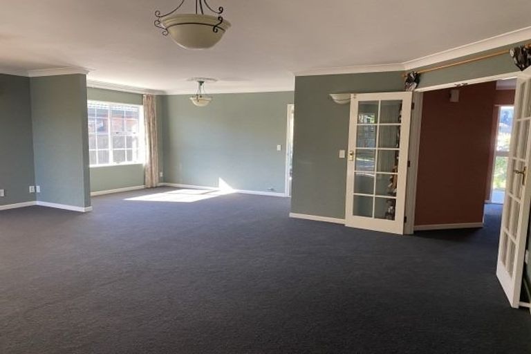 Photo of property in 16 Rosebank Avenue, Kelvin Grove, Palmerston North, 4414