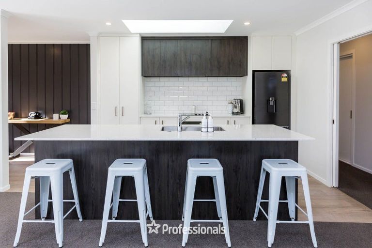 Photo of property in 5 Nikau Lane, Timberlea, Upper Hutt, 5018