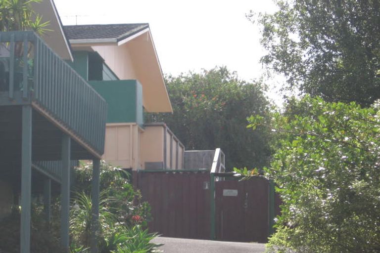 Photo of property in 2/3 Glenvale Place, Totara Vale, Auckland, 0629