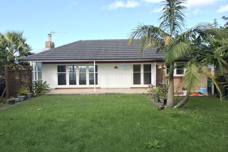 Photo of property in 12 Tiroroa Avenue, Te Atatu South, Auckland, 0610