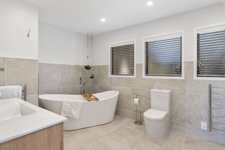 Photo of property in 8 Robin Lane, Browns Bay, Auckland, 0630