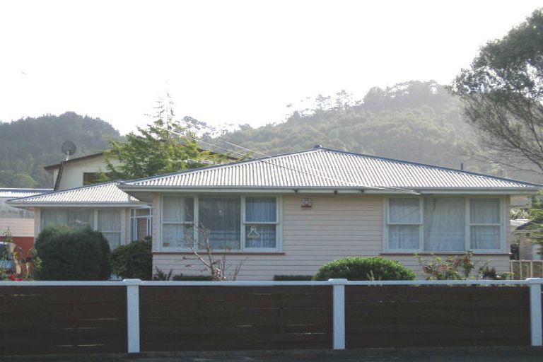 Photo of property in 5 Holyoake Crescent, Avalon, Lower Hutt, 5011