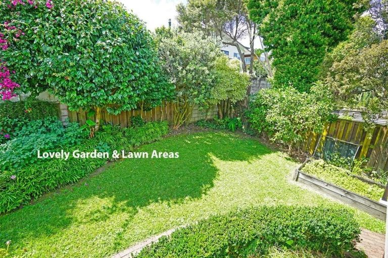 Photo of property in 17 Barlow Place, Chatswood, Auckland, 0626