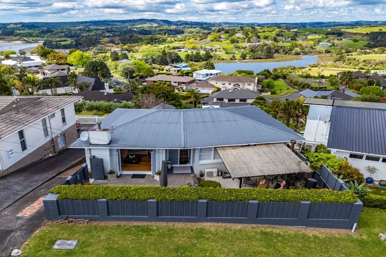 Photo of property in 137 Sandspit Road, Shelly Park, Auckland, 2014