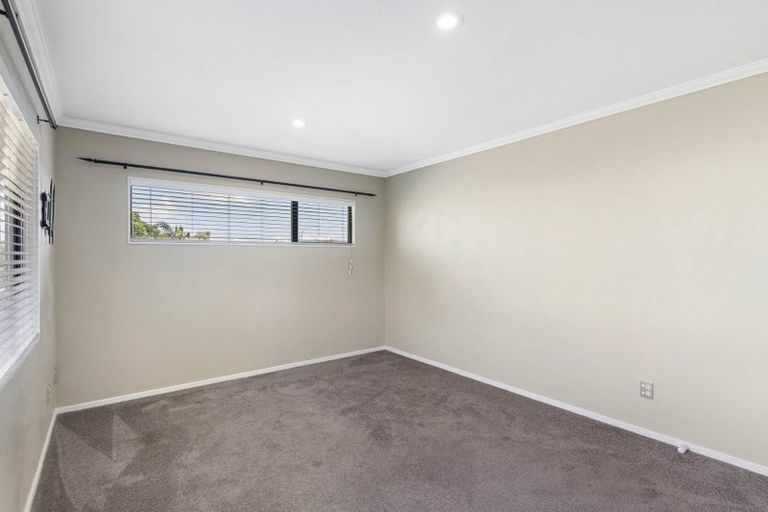 Photo of property in 30 Scarlet Oak Drive, Schnapper Rock, Auckland, 0632
