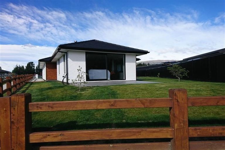 Photo of property in 40 Marbleleaf Lane, Albert Town, Wanaka, 9305