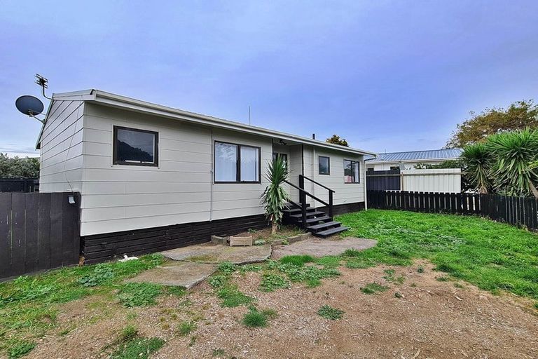 Photo of property in 11a De Bloge Place, Clendon Park, Auckland, 2103