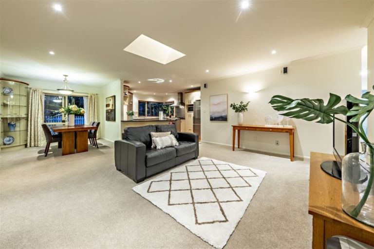 Photo of property in 2 Moravale Lane, Flat Bush, Auckland, 2016