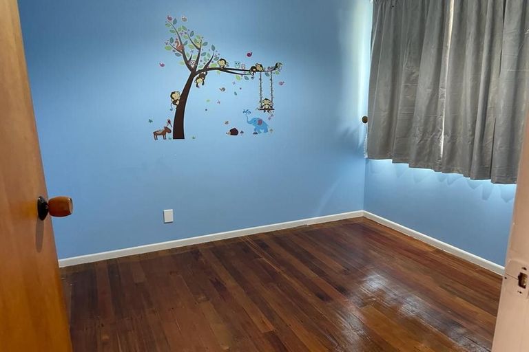 Photo of property in 16 Turville Crescent, Newlands, Wellington, 6037