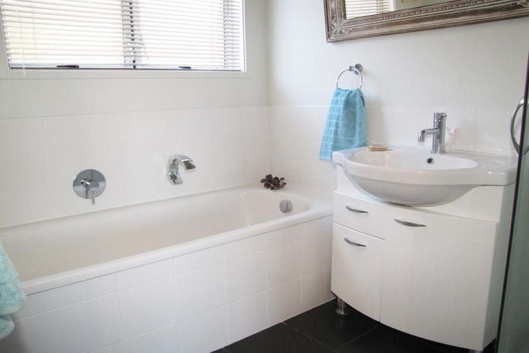 Photo of property in 98 Heta Road, Highlands Park, New Plymouth, 4312