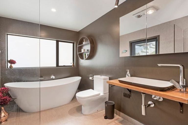 Photo of property in 36 Robertson Street, Raglan, 3225