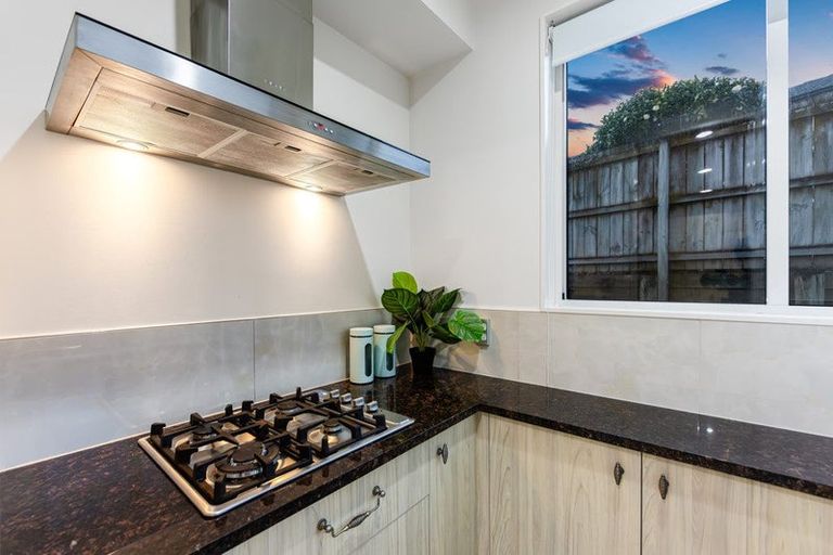 Photo of property in 52 Chesterfield Way, Orewa, 0931