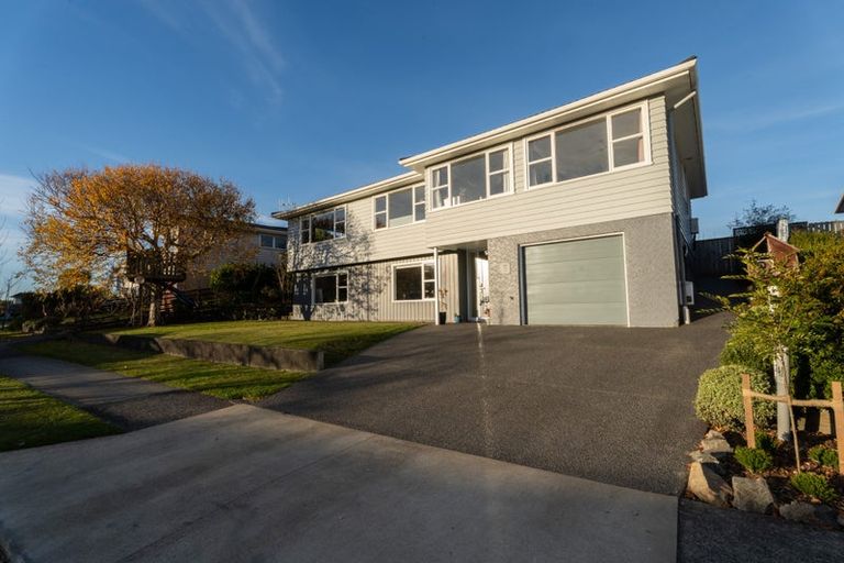Photo of property in 2 Fitzwilliam Terrace, Tawa, Wellington, 5028