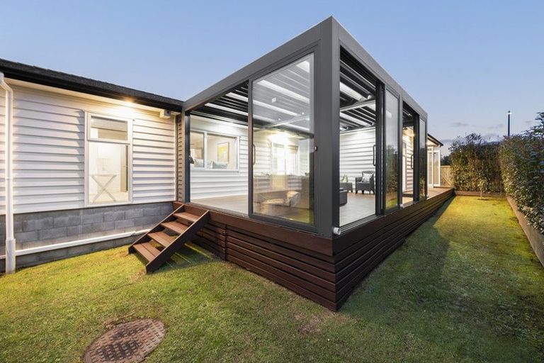 Photo of property in 16 Twin Parks Rise, Papakura, 2110