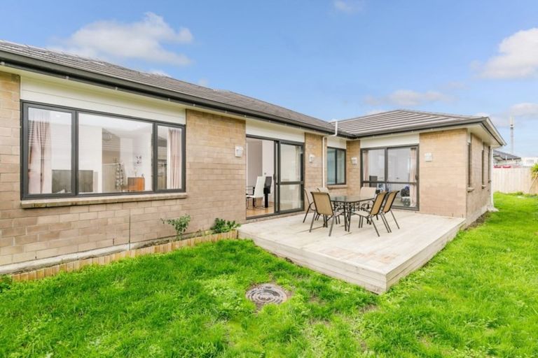 Photo of property in 5 Twin Parks Rise, Papakura, 2110