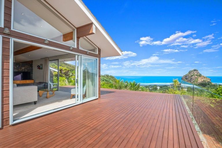 Photo of property in 77 Seaview Road, Piha, New Lynn, 0772