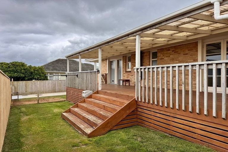 Photo of property in 16 Booth Crescent, Tuakau, 2121