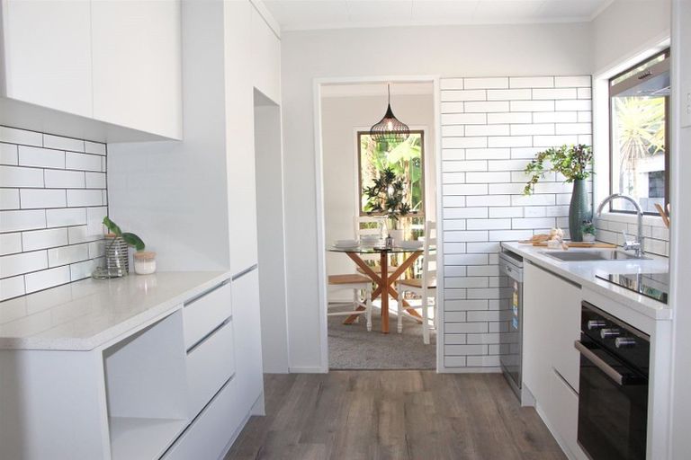 Photo of property in 70 Hutchinsons Road, Bucklands Beach, Auckland, 2014