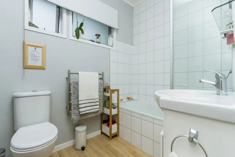 Photo of property in 2/8 Phillipa Place, Browns Bay, Auckland, 0630