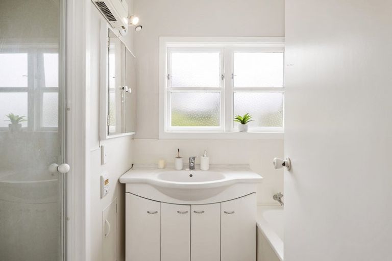 Photo of property in 36 Tio Tio Road, Miramar, Wellington, 6022