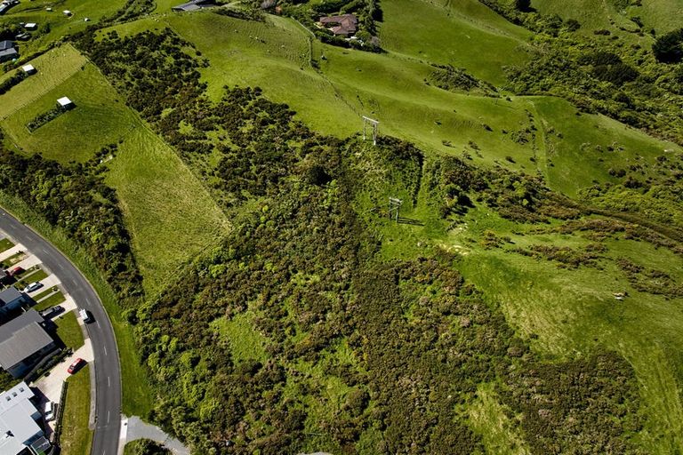 Photo of property in 132 Bing Lucas Drive, Tawa, Wellington, 5028