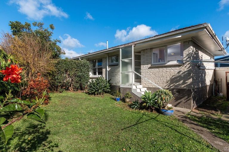 Photo of property in 2/20 Fraser Road, Narrow Neck, Auckland, 0624