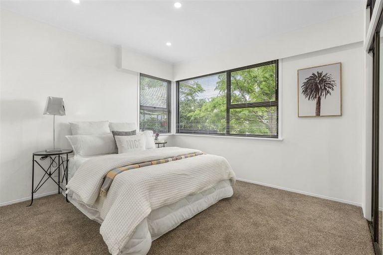 Photo of property in 2/44 Becroft Drive, Forrest Hill, Auckland, 0620